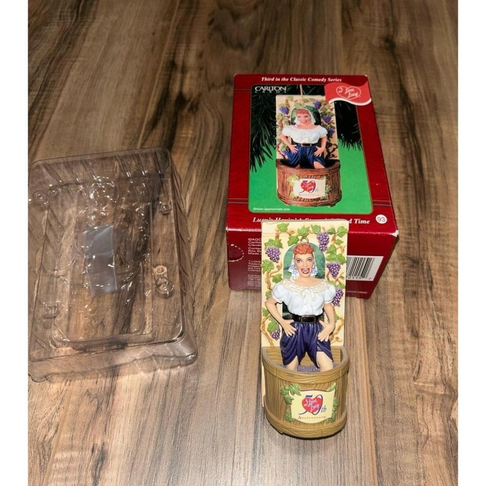 2001 Carlton Cards Heirloom Ornament Lucy's Havin' A Stompin' Good Time
